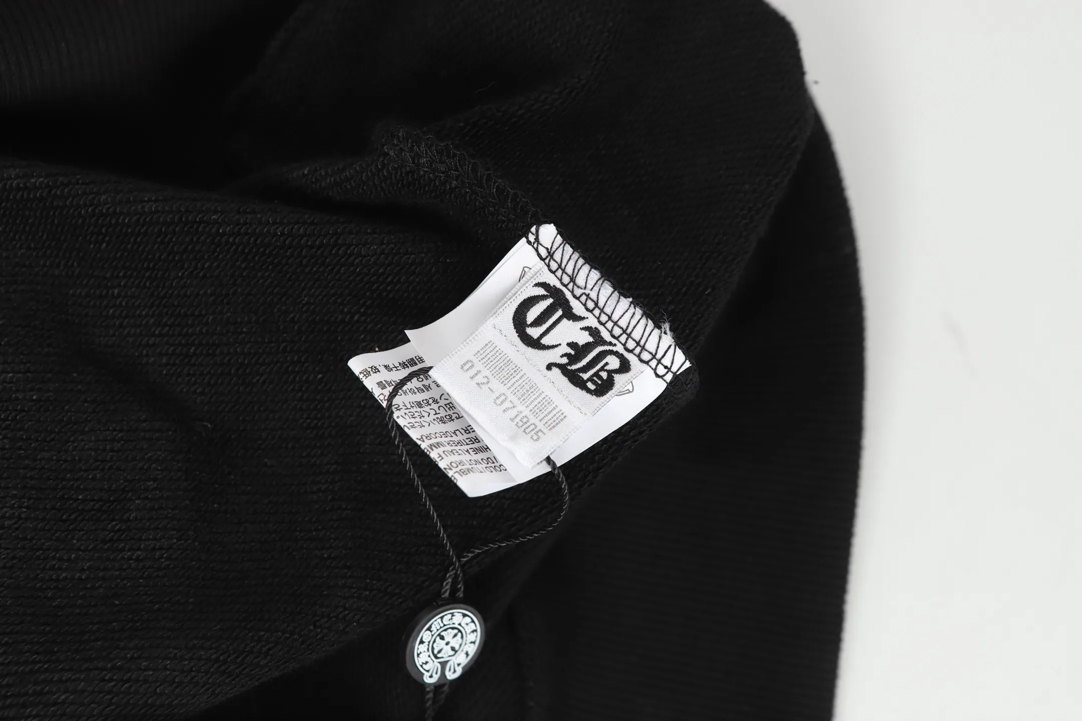 P240 Cross-border model, please do not place an order if you are pursuing quality -Chrome Hearts/Chrome Hearts 25ss Hong Kong Limited Scroll Horseshoe Print Zipper Sweater Cardigan Jacket -High weight, high density and high quality. The wool is soft, delicate and skin-friendly. It feels soft and silky. It has excellent warmth and skin-friendly properties. -Size: S M L XL